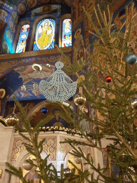 Украшение елей в Храме перед Рождеством